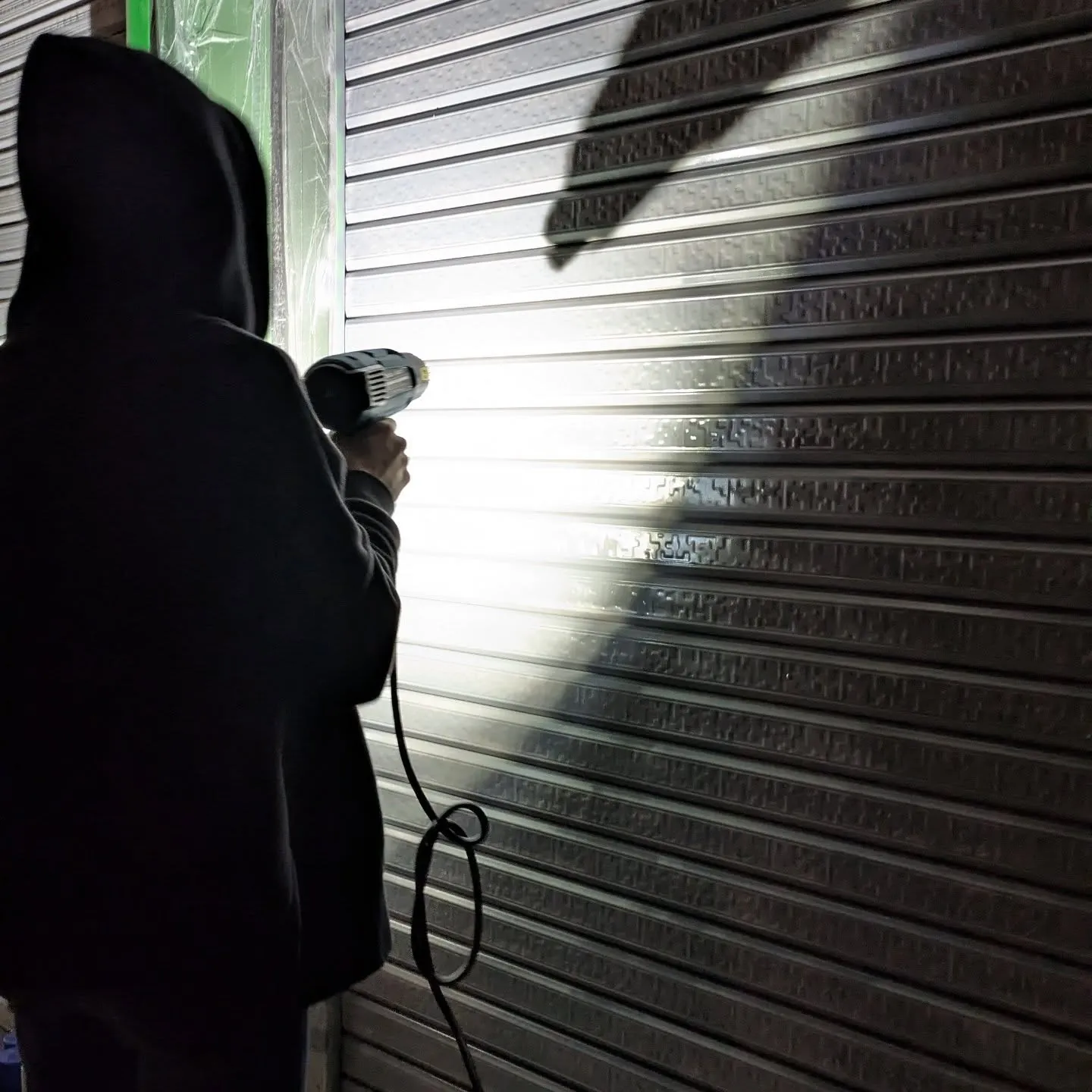 店舗ロゴをスプレーペイントで再現