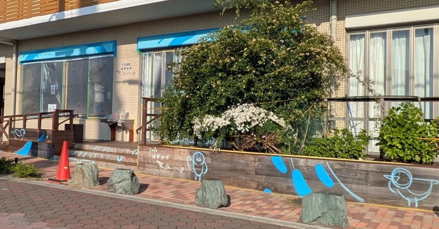 手描きのアートでカフェの外観がここまで変わりました。