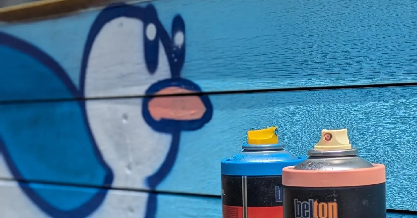 手描きのアートでカフェの外観がここまで変わりました。