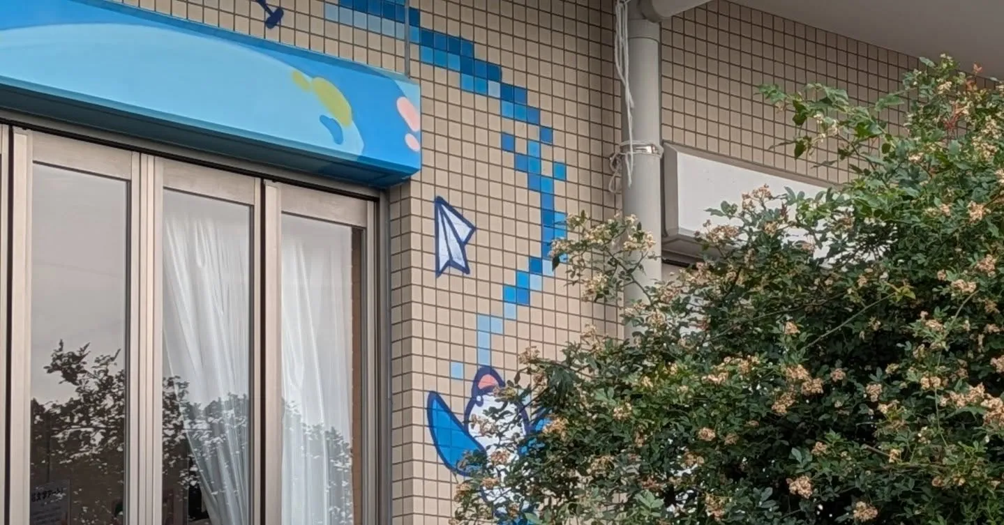 手描きのアートでカフェの外観がここまで変わりました。