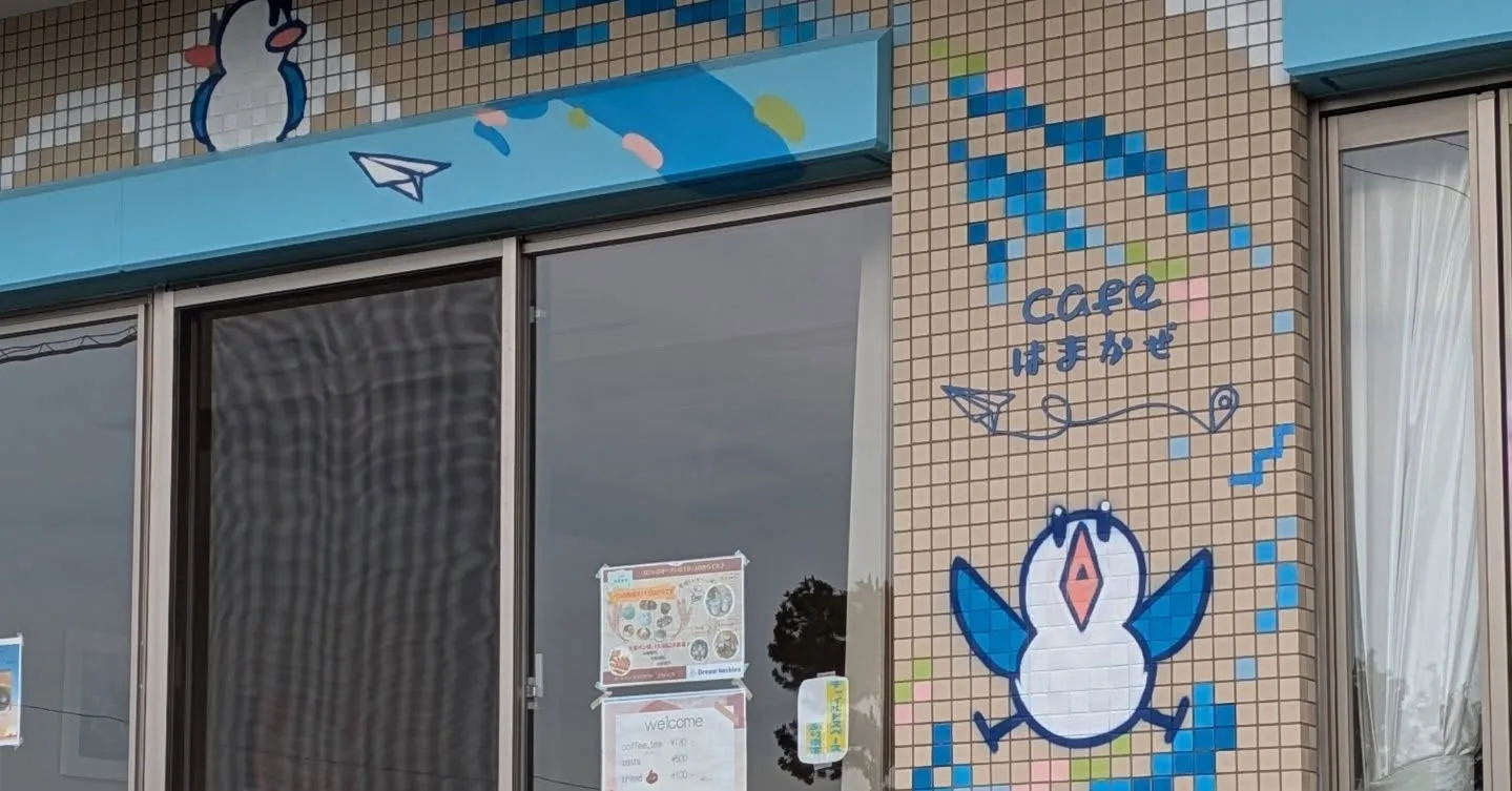 手描きのアートでカフェの外観がここまで変わりました。
