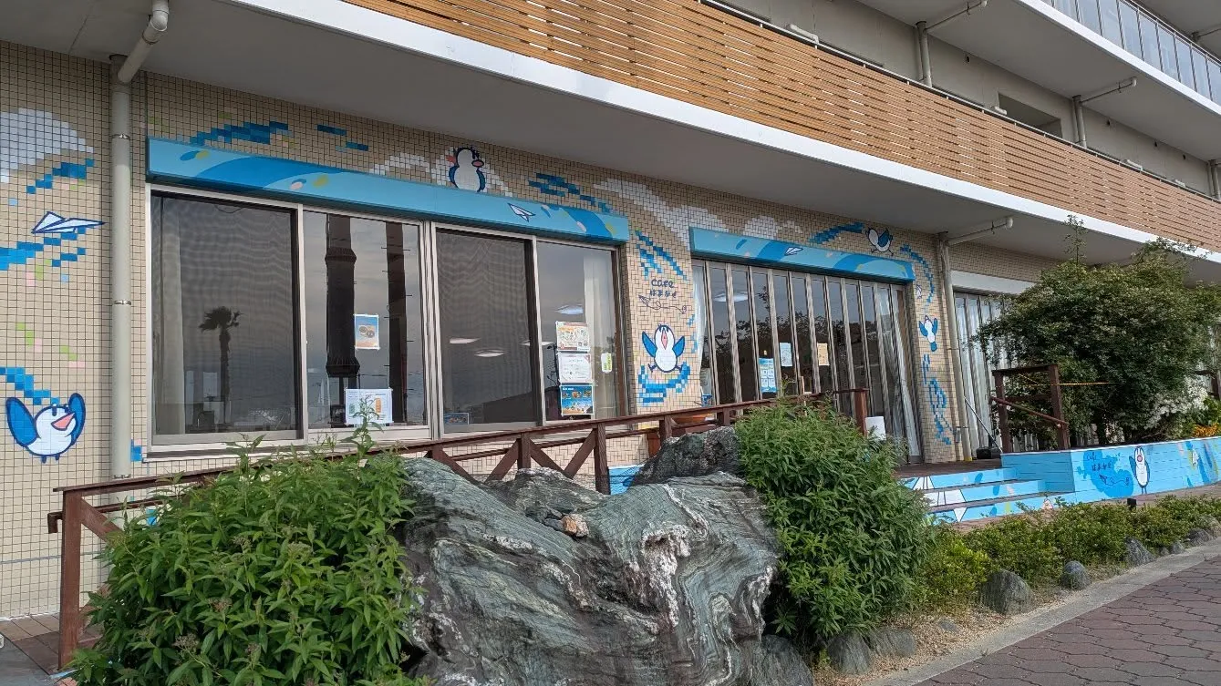 手描きのアートでカフェの外観がここまで変わりました。